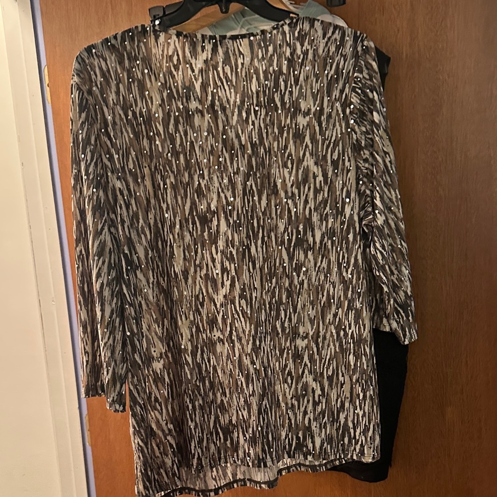 Emily Daniel’s Women's Black and White Tan Sparkle polyester Spandex pattern top - Picture 5 of 6